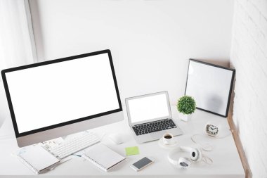 Bilgisayarlı ve dizüstü bilgisayarlı ofis masası 