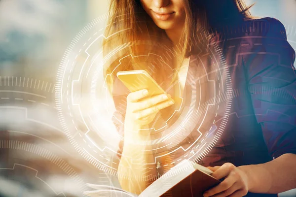 Mujer joven atractiva usando smartphone y sosteniendo libro abierto en fondo borroso con botones de negocios digitales. Concepto de innovación. Doble exposición — Foto de Stock