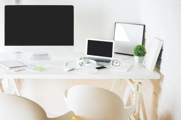 Desktop contemporaneo con pc e notebook — Foto Stock