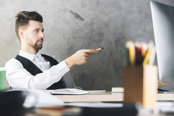 Weißer Geschäftsmann zeigt auf Computerbildschirm — Stockfoto