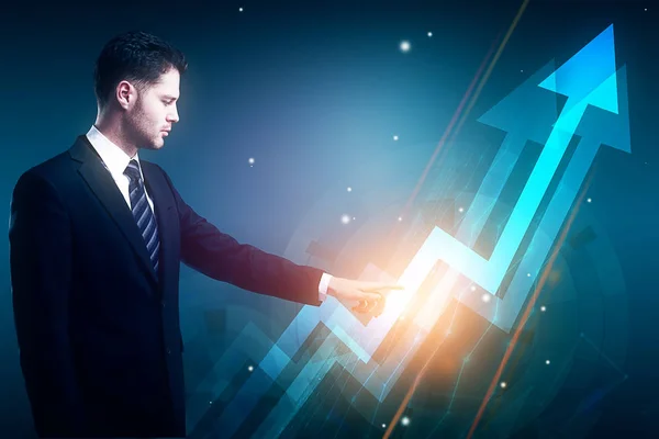 Боковой портрет привлекательного бизнесмена, указывающего на абстрактную стрелку вверх по цифровому графику на синем фоне. Концепция прибыли. 3D рендеринг — стоковое фото