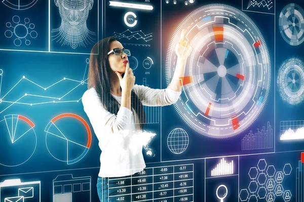 Przemyślane młoda kobieta Europejska, naciskając przycisk digital hologram dużych firm. Niebieskie tło. Pojęcie informacji. renderowania 3D — Zdjęcie stockowe