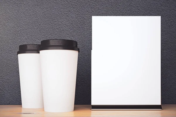 Copos de café e banner vazio — Fotografia de Stock