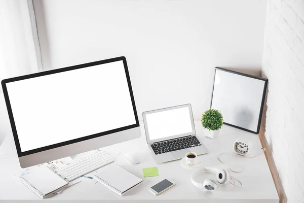 Mesa de oficina con ordenador y portátil — Foto de Stock