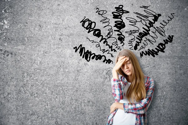 Nadenkend jonge vrouw op concrete achtergrond met Krabbel. Verwarring concept — Stockfoto