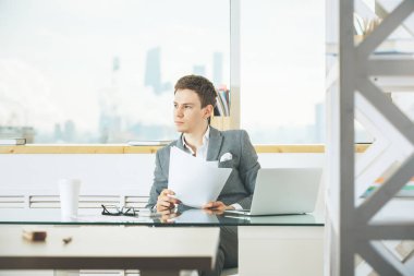 Projede çalışan çekici erkek işçi