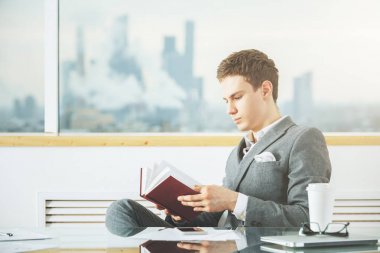 Yakışıklı işadamı okuma kitabı 