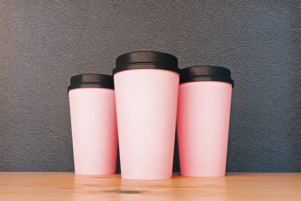 Пустой розовый взять кофейные чашки — стоковое фото