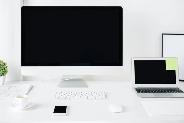 Világos designer asztali pc és laptop — Stock Fotó