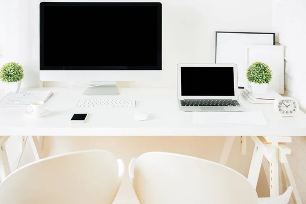 Desktop hipster bianco con pc e notebook — Foto Stock