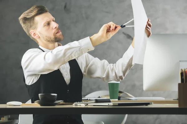 Joven arquitecto en el lugar de trabajo — Foto de Stock