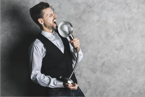 Verspielter Geschäftsmann mit Lampenmikrofon — Stockfoto