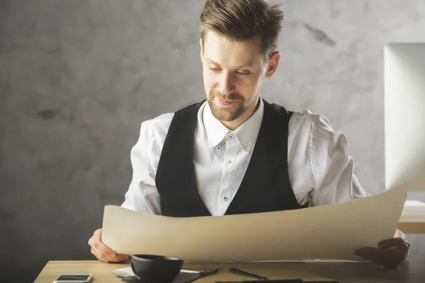 Hombre de negocios sonriente con proyecto — Foto de Stock