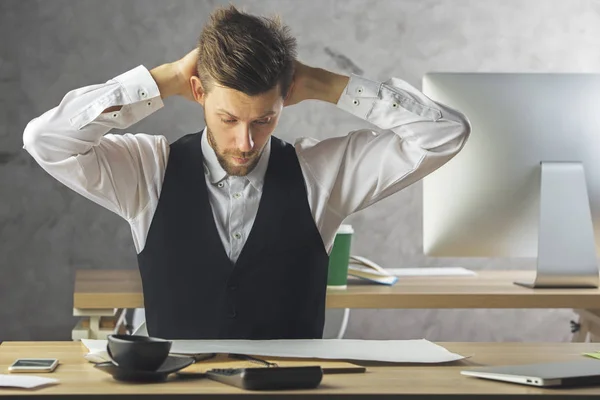 Ingegnere preoccupato sul posto di lavoro — Foto Stock