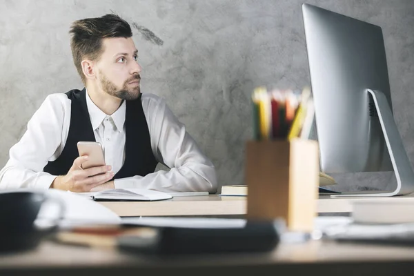 Hombre blanco mirando la pantalla del ordenador — Foto de Stock