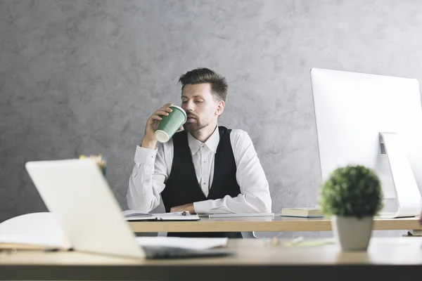 Guapo caballero bebiendo café en el lugar de trabajo — Foto de Stock