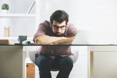 Ofis Masası üzerinde yalan işadamı 