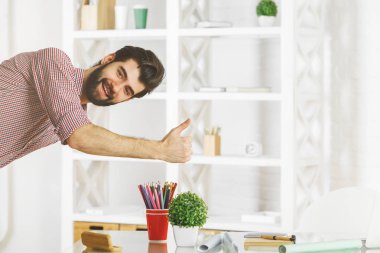 Adam başparmağını kaldırıyor 