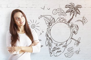 Mutlu genç kadın tatil beyaz tuğla zemin üzerine eskiz. Seyahat kavramı 