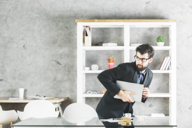 Dizüstü bilgisayar ile şüpheli adam 