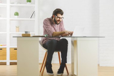 Delinin biri dizüstü bilgisayar kullanarak 