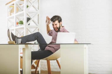 Öfkeli adam son dakika dizüstü 