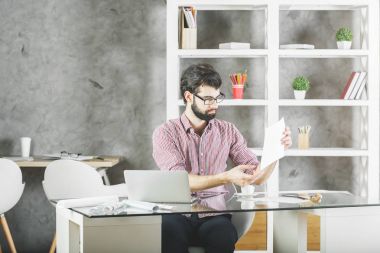 Projede çalışan yakışıklı işadamı 
