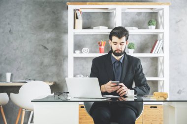 Çekici işadamı Smartphone kullanarak 