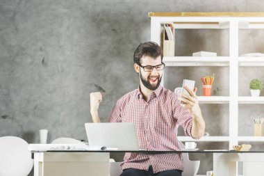 Cep telefonu ile neşeli işadamı 