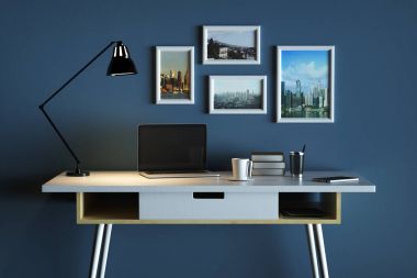 Tasarımcı çalışma alanı boş dizüstü bilgisayar ile 