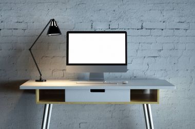 Beyaz bilgisayar ile yaratıcı masaüstü 