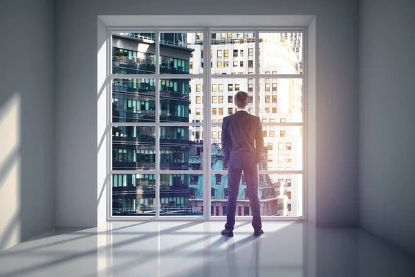 Man in de kamer kijken naar stad — Stockfoto