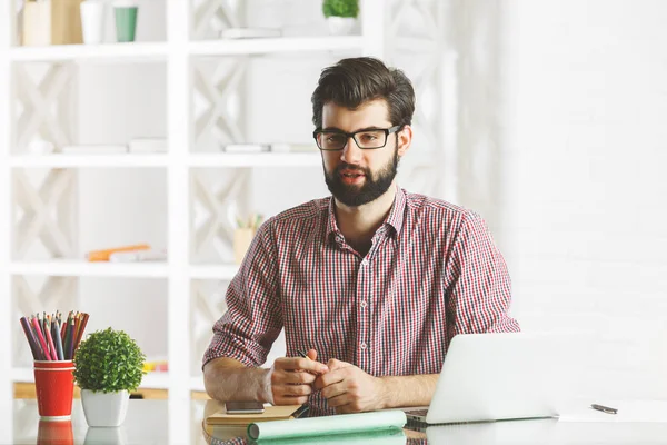 İşadamı ofisinde konuşmak 