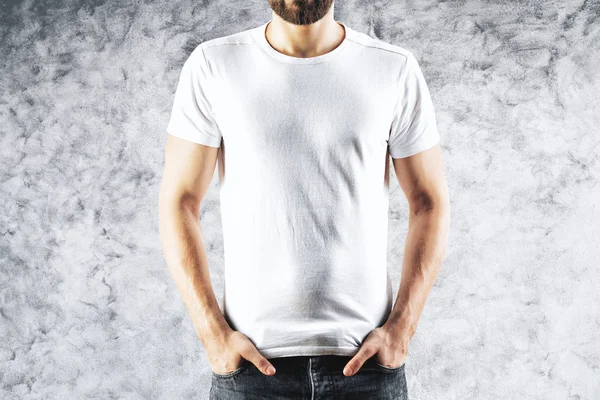 Uomo in t-shirt bianca bianca — Foto Stock