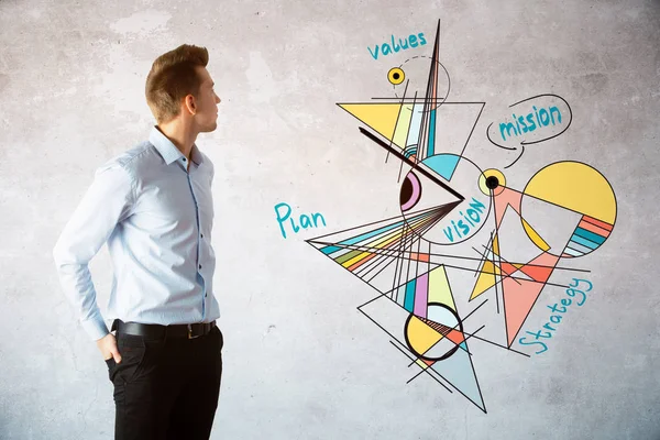 創造的な幾何学的なビジネス ビジョン スケッチでコンクリートの壁を見て思いやりのある青年実業家。刺激の概念 — ストック写真