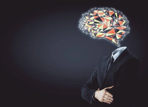 Hombre de negocios con cabeza de cerebro digital poligonal sobre fondo oscuro con espacio de copia. Concepto de tormenta de ideas. Renderizado 3D —  Fotos de Stock