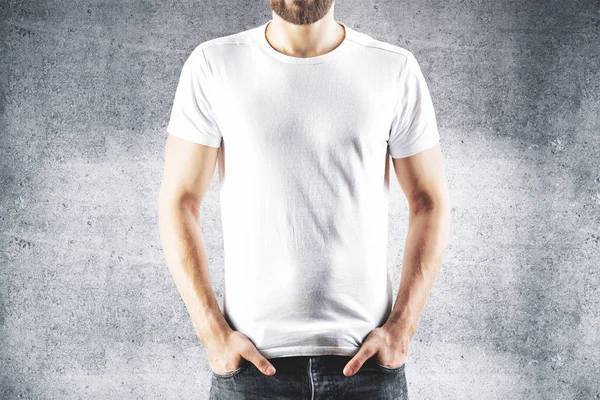 Boş beyaz t-shirt giyen — Stok fotoğraf