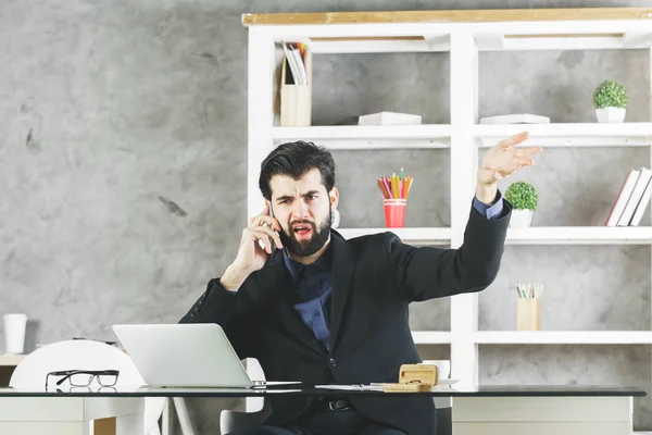 Genervter Mann am Arbeitsplatz — Stockfoto