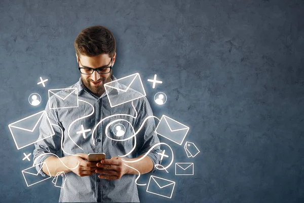 Hombre usando teléfono inteligente con red de correo electrónico —  Fotos de Stock