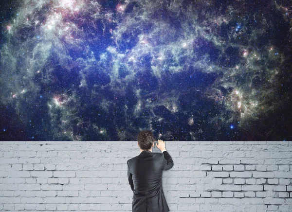 Человек смотрит на космос — стоковое фото