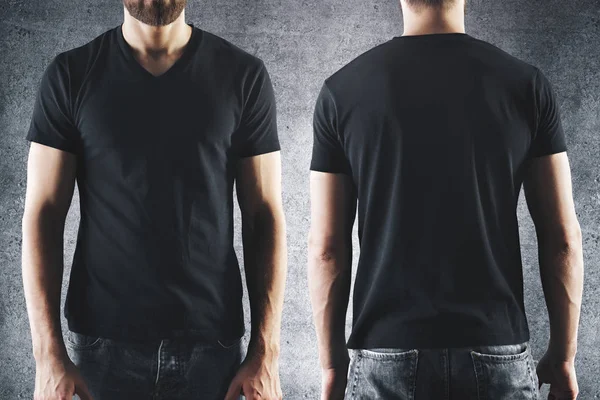 Masculino em t-shirt preta vazia — Fotografia de Stock