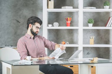 Projede çalışan çekici iş adamı 