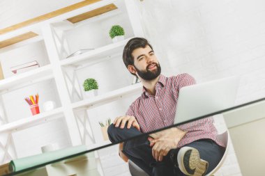 Office neşeli işadamı 