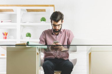 Telefonunuzun ve çekici iş adamı 