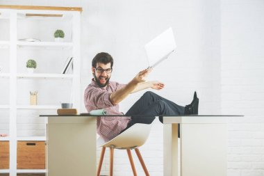 Deli adam son dakika dizüstü 