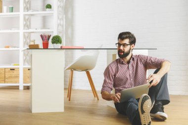 Dizüstü office kattaki adamla 