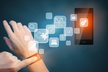 Adam ellerini akıllı izle soyut medya hologram ile kullanarak cep telefonu için bağlı. Eğlence kavramının. 3D render 