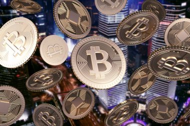 Gece şehirde düşen altın bitcoins 
