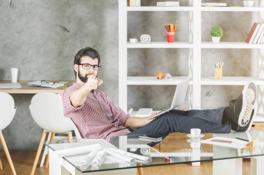 Adam kameraya dönük dizüstü bilgisayar ile  