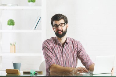 Not Defteri kullanarak gülümseyen iş adamı 